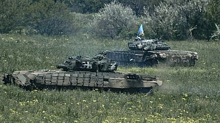 Blindados atraviesan campos de batalla en Ucrania