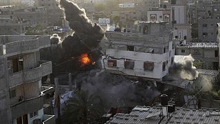 دخان ونيران تتصاعد نتيجة انفجار غارة جوية إسرائيلية استهدفت مبنى في غزة، السبت 13 مايو 2023.