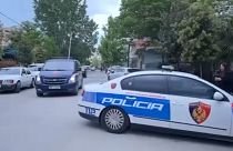 Περ��πολικό της αλβανικής αστυνομίας έξω από το δικαστήριο στην Αυλώνα