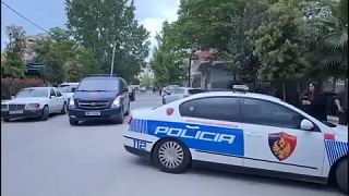 Περ��πολικό της αλβανικής αστυνομίας έξω από το δικαστήριο στην Αυλώνα