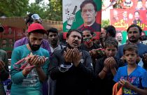 أنصار رئيس الوزراء الباكستاني السابق عمران خان يرفعون أياديهم بالدعاء بعد سماع قرار المحكمة في لاهور بباكستان. 2023/05/12