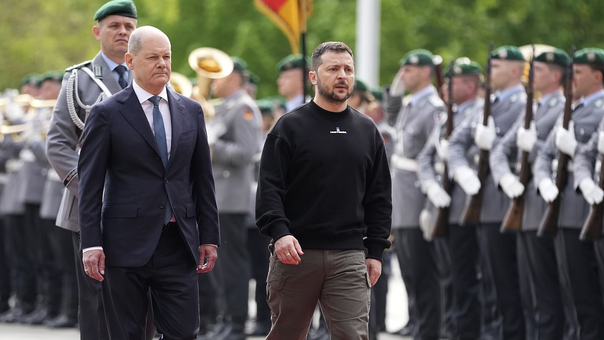 Kanzler Scholz hat den ukrainischen Präsidenten Selenskyj mit militärischen Ehren in Berlin empfangen.