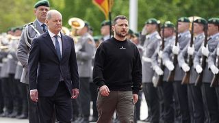 Kanzler Scholz hat den ukrainischen Präsidenten Selenskyj mit militärischen Ehren in Berlin empfangen.