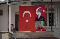 امرأتان تركيتان تقفان في شرفة شقتهما في اسطنبول. 2023/05/14