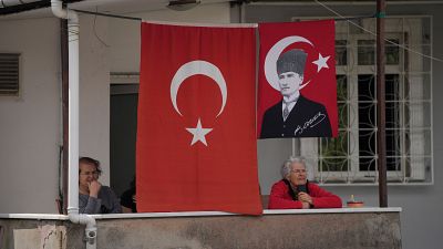 امرأتان تركيتان تقفان في شرفة شقتهما في اسطنبول. 2023/05/14