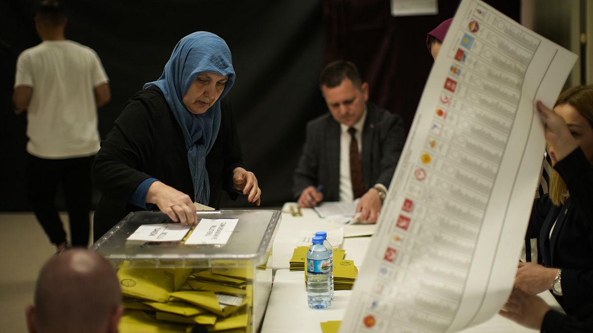 الناخبون الأتراك يدلون بأصواتهم 