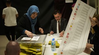 Wähler an der Urne in der Türkei