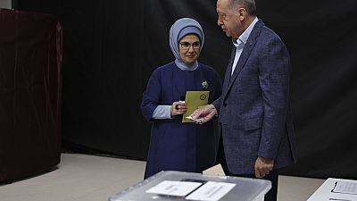Le président turc Recep Tayyip Erdogan et son épouse ont voté dimanche matin