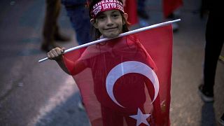 Török fiatal egy Erdogan-párti gyűlésen