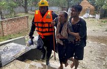 Люди спасаются от циклонв "Мокка"