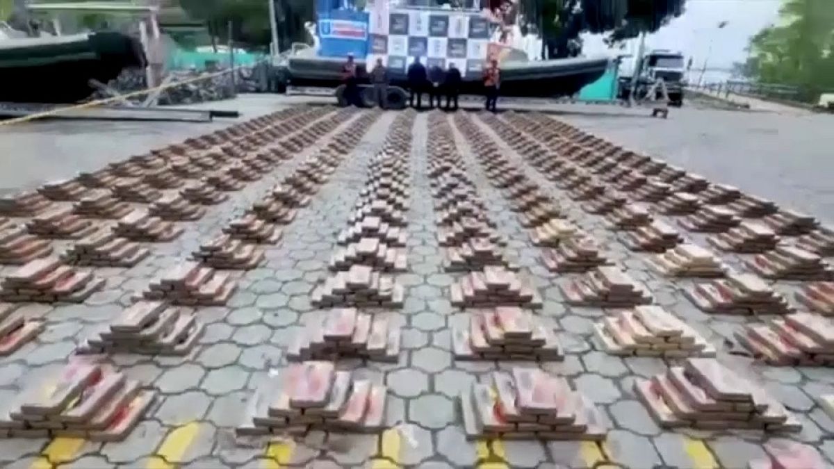 102 adet pakete yerleştirilen üç ton kokain Kolombiyalı yetkililerce ele geçirildi