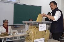 Erkan Baş 14 Mayıs seçimlerinde oyunu kullanırken