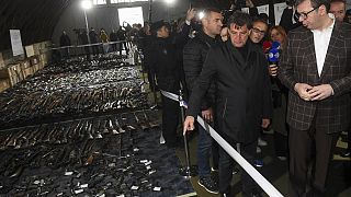 El presidente serbio, Aleksandar Vucic, en la exhibición del armamento entregado y requisado