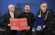 Volodimir Zelenszkij ukrán elnök (középen) átveszi a Nemzetközi Károly-díjat Aachenben 2023. május 14-én