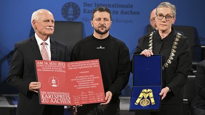 Volodimir Zelenszkij ukrán elnök (középen) átveszi a Nemzetközi Károly-díjat Aachenben 2023. május 14-én