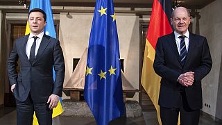 O presidente ucraniano Volodymyr Zelenskyy (esq.) e o chanceler alemão Olaf Scholz (dir.)