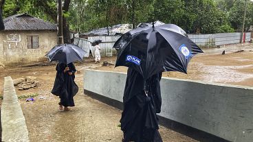 Люди во время циклона "Мокка"