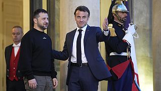 Volodimir Zelenszkij (balra) és Emmanuel Macron Párizsban 2023.05.14-én.