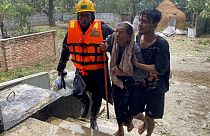 Des secouristes aident une femme près de Cox's Bazar, au Bangladesh (14/05/2023)