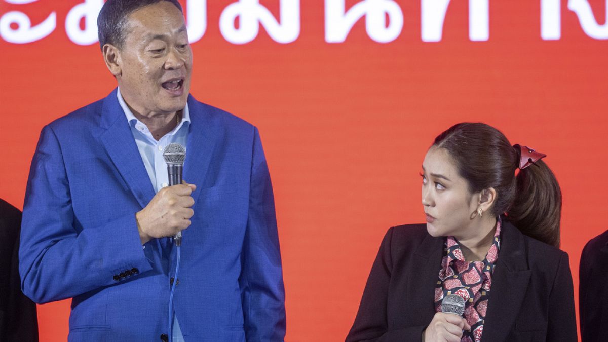 El candidato a primer ministro del partido Pheu Thai, Srettha Thavisin junto a Paetongtarn Shinawarta. 