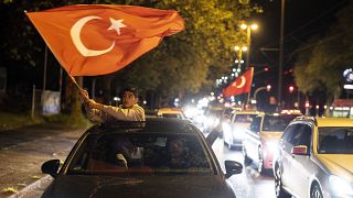 Turcos celebram resultados eleitorais na noite de 14 de maio
