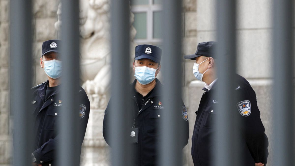 عناصر من الشرطة الصينية أمام محكمة الشعب المتوسطة في بكين، الاثنين 22 سبتمبر 2021.