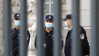 عناصر من الشرطة الصينية أمام محكمة الشعب المتوسطة في بكين، الاثنين 22 سبتمبر 2021.