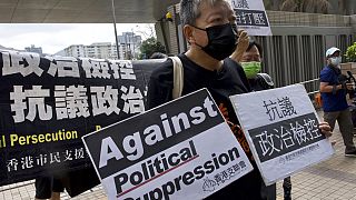 Tüntetés a politikai tisztogatás ellen Hongkongban