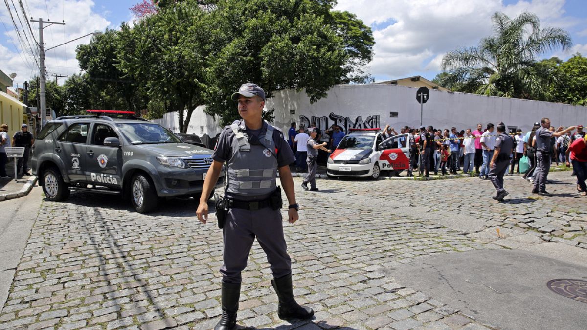 Lövöldözés egy brazil rendőrőrsön