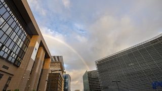 Ein Regenbogen zwischen dem Gebäude des Europäischen Rates, links, und dem Gebäude der Europäischen Kommission in Brüssel, 9. September 2022.