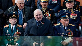 Il presidente bielorusso Alexander Lukashenko assiste alla parata militare del Giorno della Vittoria a Mosca