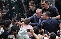 Recep Tayyip Erdogan no meio da multidão na eleição presidencial de 14 de maio de 2023, na Turquia