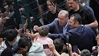 Recep Tayyip Erdogan no meio da multidão na eleição presidencial de 14 de maio de 2023, na Turquia