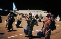 السودانيون الذين تقطعت بهم السبل في جدة يصلون إلى مطار بورتسودان، الخميس 11 مايو 2023