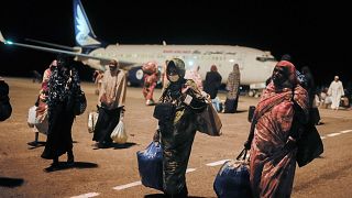 السودانيون الذين تقطعت بهم السبل في جدة يصلون إلى مطار بورتسودان، الخميس 11 مايو 2023