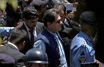 الشرطة تصطحب رئيس الوزراء الباكستاني السابق عمران خان للمثول أمام المحكمة في إسلام أباد 