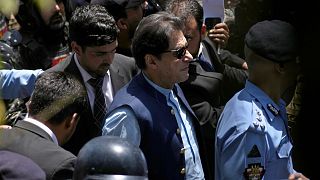 الشرطة تصطحب رئيس الوزراء الباكستاني السابق عمران خان للمثول أمام المحكمة في إسلام أباد