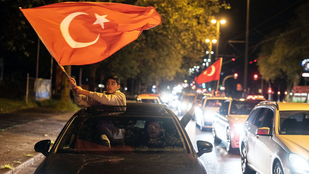 Сторонники Рейджепа Тайипа Эрдогана на улицах Дуйсбурга, Северный Рейн-Вестфалия, вечер после выборов, 14 мая 2023 года.