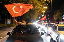 Сторонники Рейджепа Тайипа Эрдогана на улицах Дуйсбурга, Северный Рейн-Вестфалия, вечер после выборов, 14 мая 2023 года.