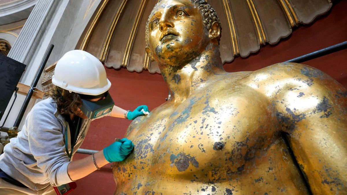 المرممون في متحف الفاتيكان يعكفون على تمثال هرقل
