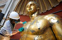 المرممون في متحف الفاتيكان يعكفون على تمثال هرقل