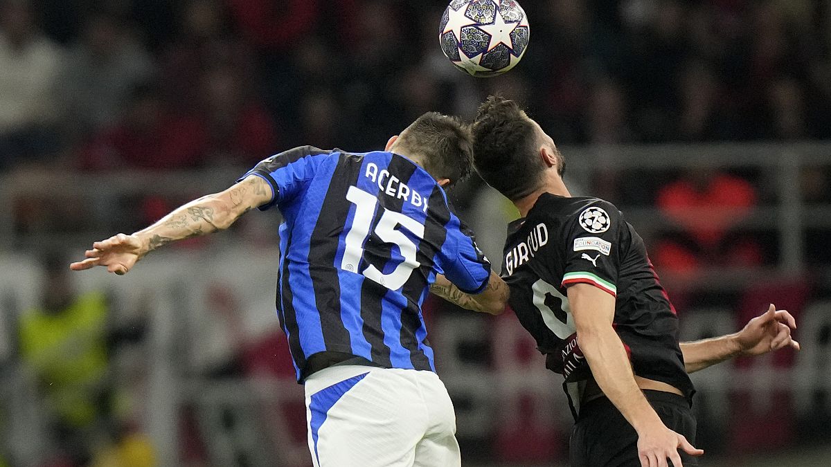 Inters Francesco Acerbi ´(l.) und Milans Olivier Giroud kämpfen um den Ball