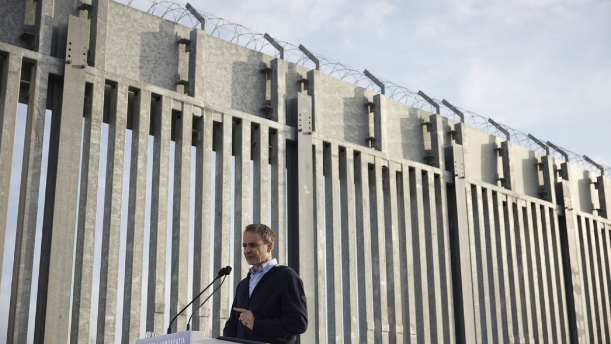 El primer ministro de Grecia, Kyriakos Mitsotakis, pronuncia un discurso junto a un muro fronterizo cerca de de la ciudad de Feres, el 31 de marzo de 2023