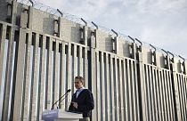 Il premier greco Kyriakos Mitsotakis davanti alla recinzione di frontiera Grecia-Turchia. 