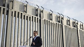 El primer ministro de Grecia, Kyriakos Mitsotakis, pronuncia un discurso junto a un muro fronterizo cerca de de la ciudad de Feres, el 31 de marzo de 2023
