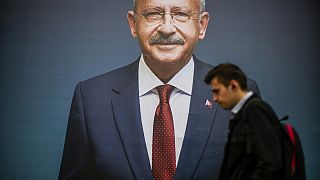Περαστικός μπροστά από αφίσα του ηγέτης της αντιπολίτευσης Κεμάλ Κιλιτσντάρογλου στην Κωνσταντινούπολη