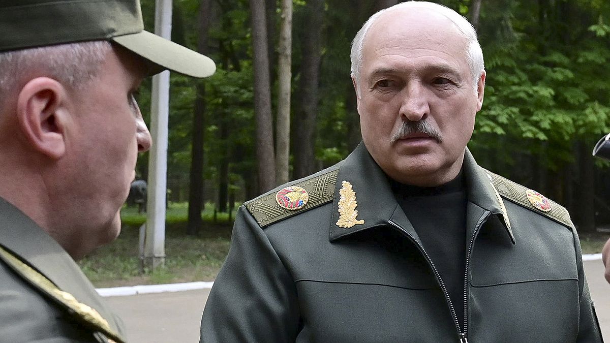 Aljakszandr Lukasenka belarusz elnök egy légibázison 2023. május 15-én