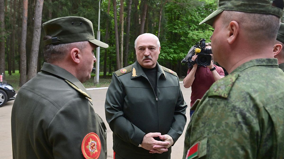  الرئيس البيلاروسي ألكسندر لوكاشنكو إلى جانب أعوانه