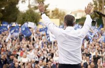 ) Ο πρωθυπουργός και πρόεδρος της Νέας Δημοκρατίας, Κυριάκος Μητσοτάκης, χαιρετάει τον κόσμο κατά τη διάρκεια της ομιλίας του σε προεκλογική συγκέντρωση στο Ηράκλειο Κρήτης,