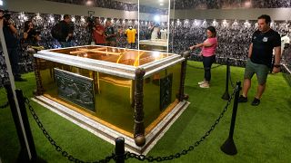Látogatók Pelé sírjánál Santosban 2023. május 15-én.